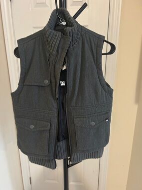 DC Quilted Dark Gray Rib-Knit Collar Sleeveless Vest